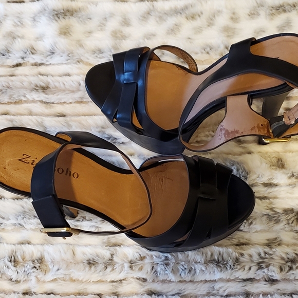 Sexy, black sandals. Your freak 'em shoes to - Picture 3 of 6